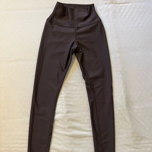 Alo yoga airlift leggings in raisin